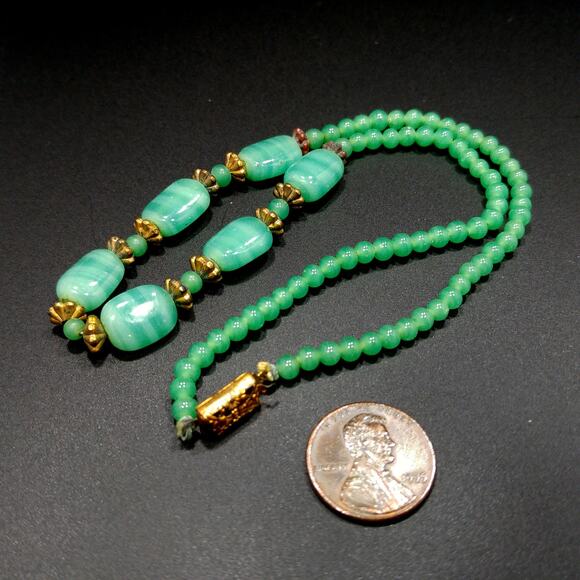 Vintage Green Glass 1930s Beaded Choker Necklace - Picture 9 of 10